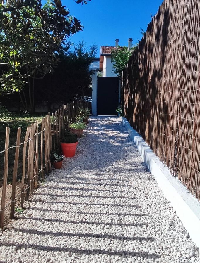 Superbe appartement avec jacuzzi avec jardin privé Lione Esterno foto